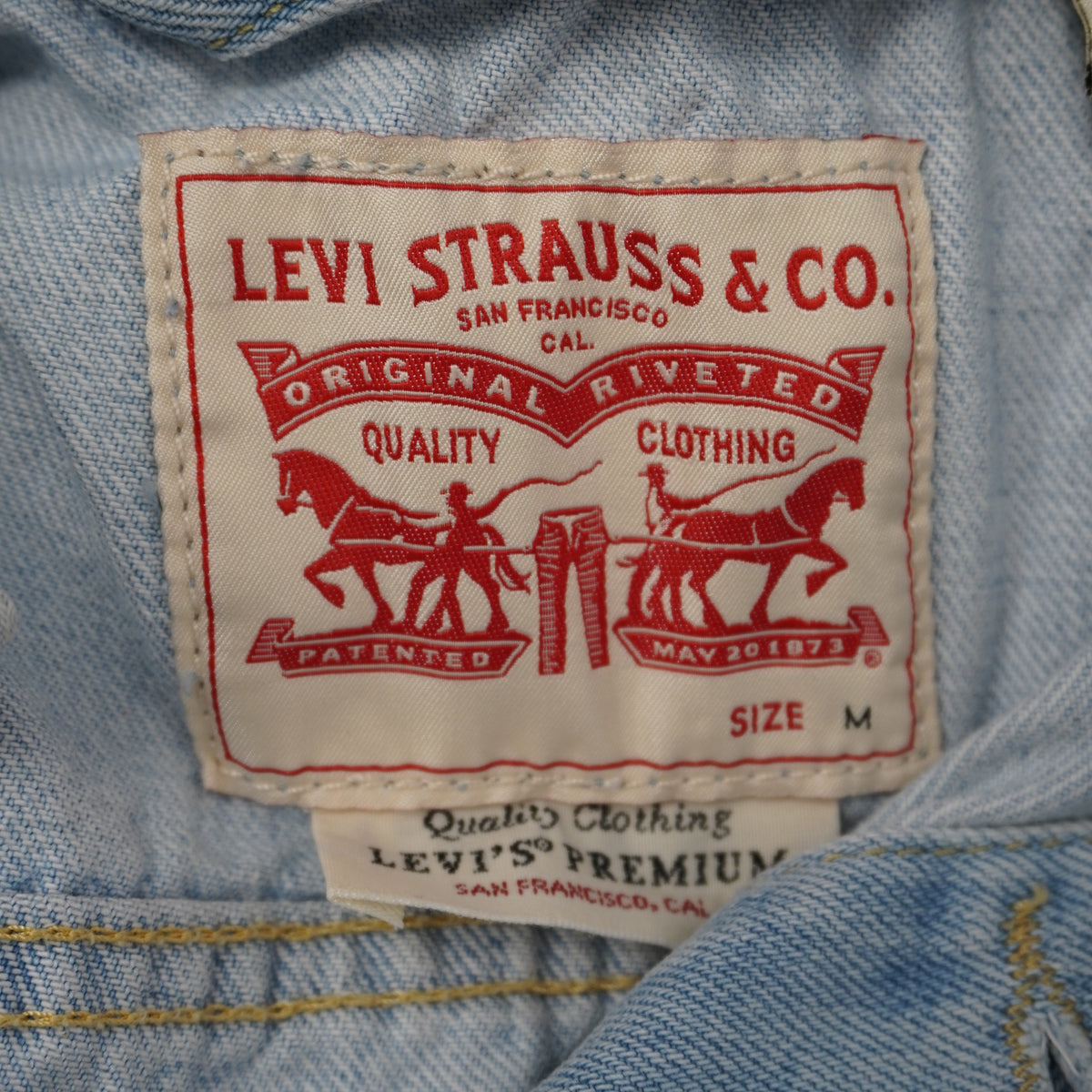 Dettaglio della patch interna Levi's Two Horse Clothing Patented con indicazione della taglia M