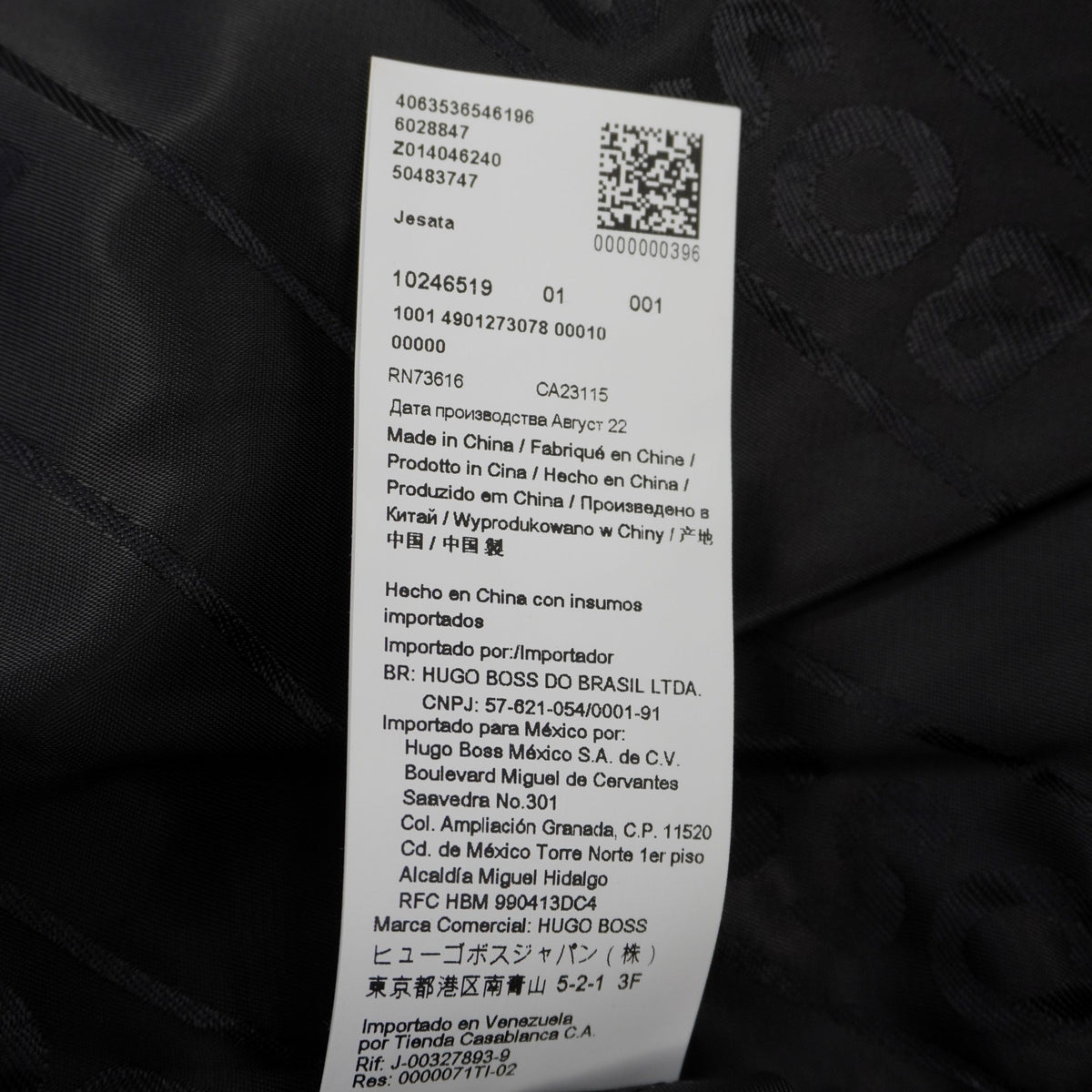 Macro dell'ultima parte dell'etichetta interna che riporta i codici identificativi di Hugo Boss, il nome del modello Jesata e l'indicazione della taglia.