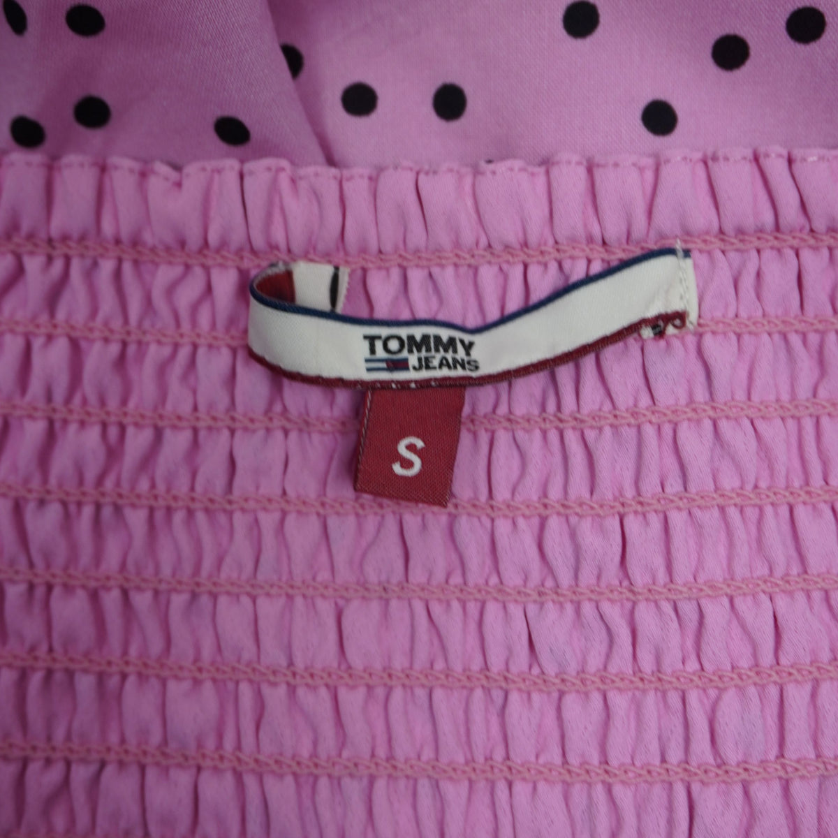 Etichetta originale Tommy Jeans con indicazione della taglia S cucita sulla fascia elastica posteriore