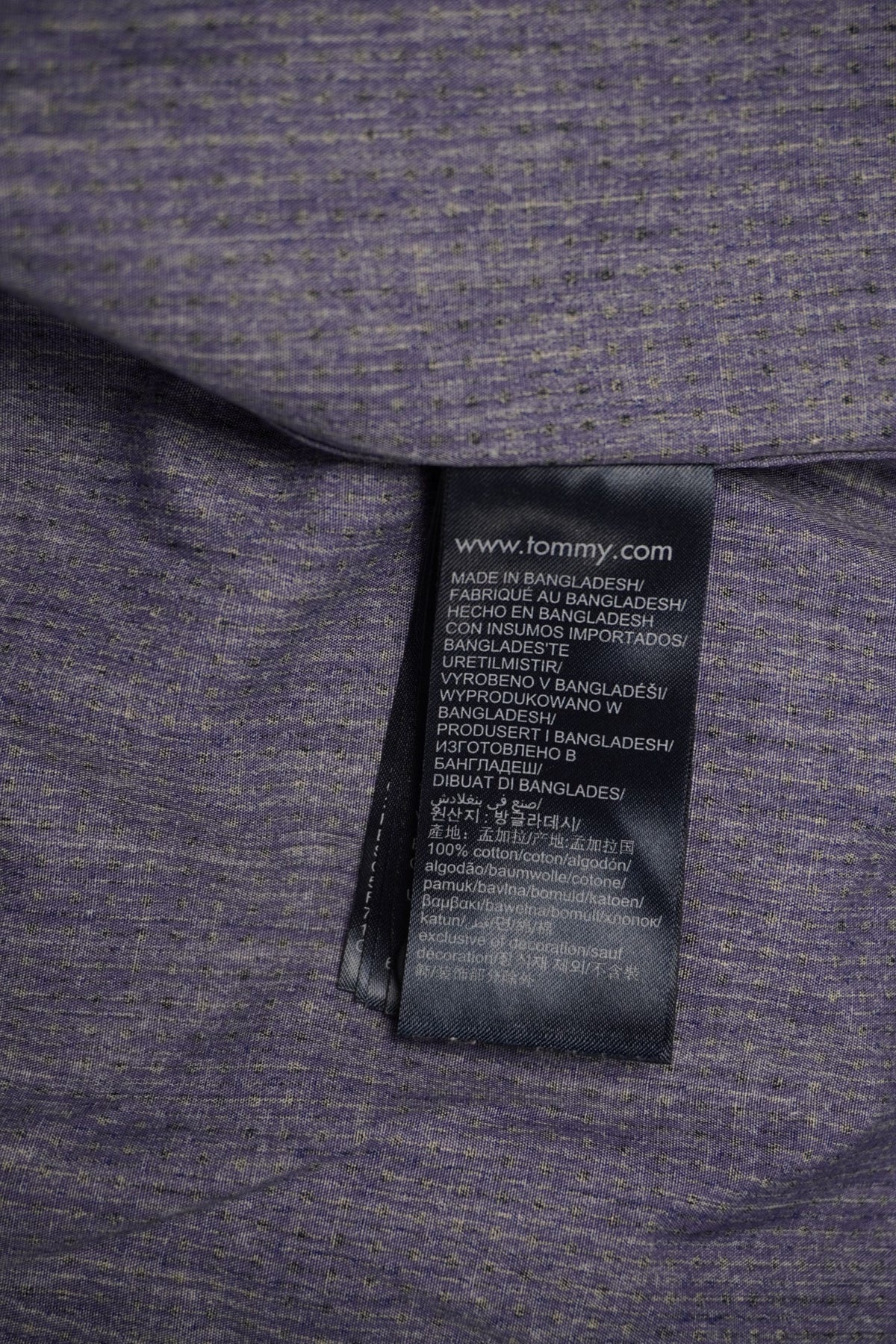 Dettaglio del codice modello MW0MW25036 sull etichetta interna della camicia nera Tommy Hilfiger