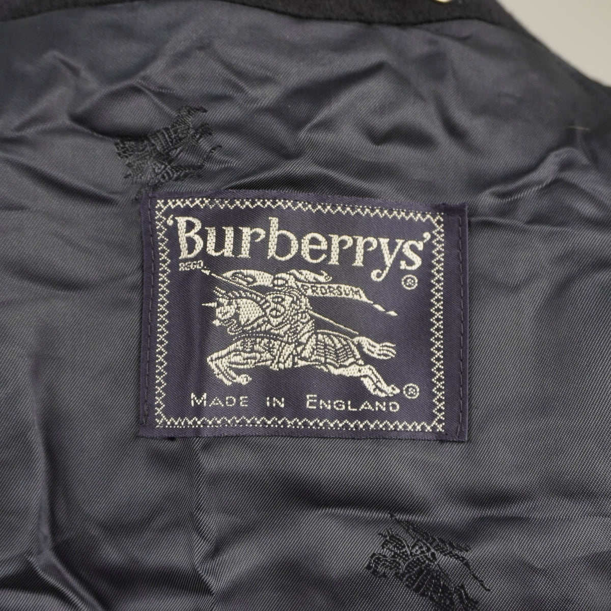 Vista dell'etichetta quadrata d'archivio Burberrys' con il logo dell'Equestrian Knight cucita sulla fodera interna in viscosa logata.