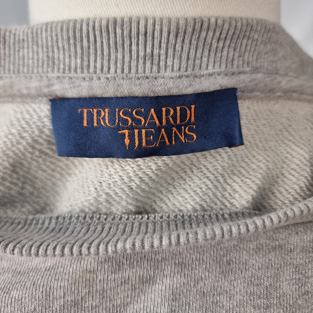 felpa-grigia-melange-trussardi-jeans-spalle-scoperte-cold-shoulder-ricamo-spugna-scritta-colorata