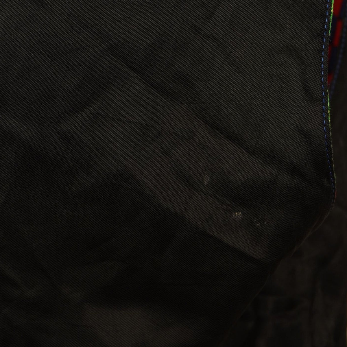 Inquadratura ravvicinata della fodera interna liscia di colore nero del gilet d archivio Versace