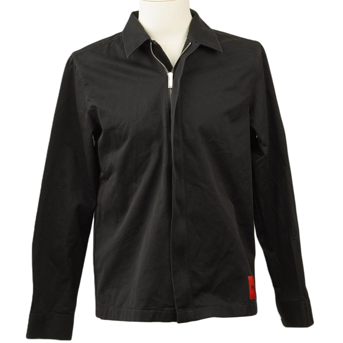 Giacca-camicia nera HUGO Evalom vista frontale, modello overshirt con chiusura a zip su manichino, taglia S.