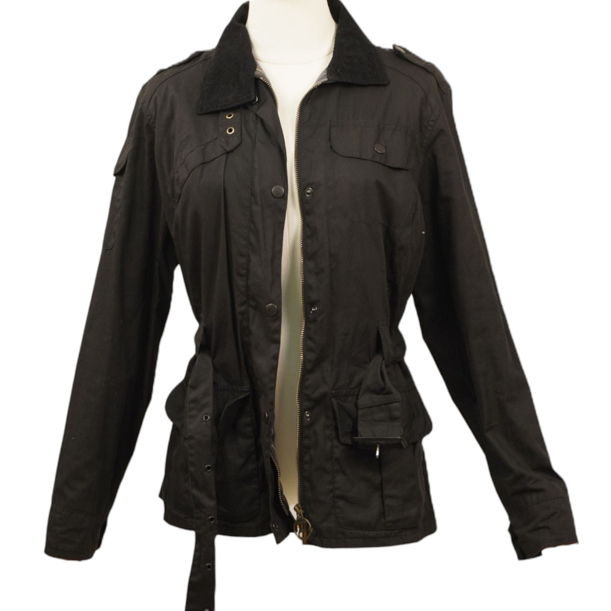 Vista frontale della giacca nera Barbour aperta che mostra la chiusura lampo in ottone brunito.