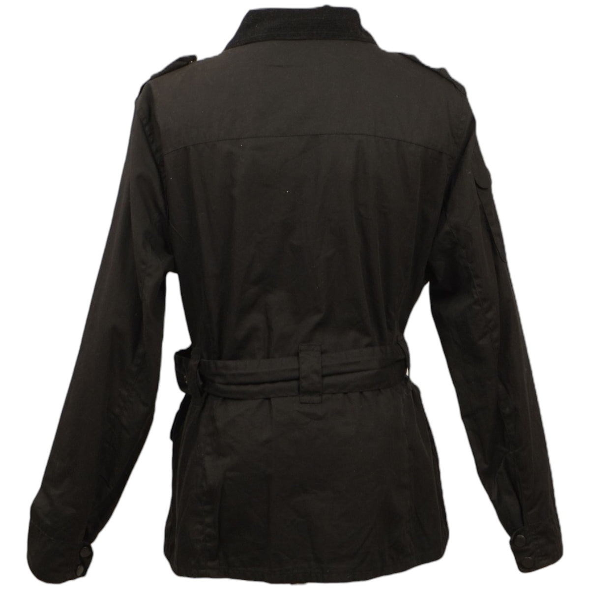 Vista posteriore della giacca utility Barbour che evidenzia il taglio sciancrato con la cintura.