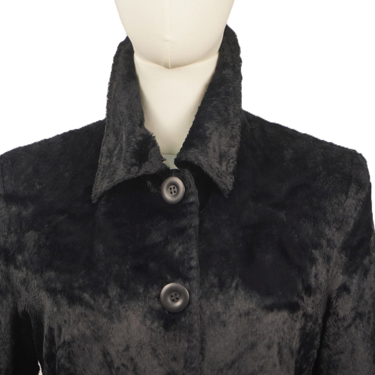 Primo piano del colletto classico a camicia e dell'abbottonatura frontale superiore della giacca nera vintage Angela Gavioli per Luciano Pavarotti.