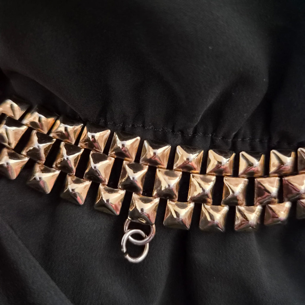 giubbino-tecnico-nero-roberto-cavalli-vintage-dettaglio-asole-scollo-catenella