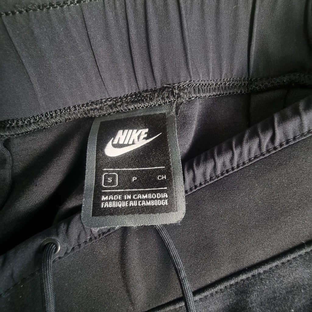 gonna-cargo-nike-tech-pack