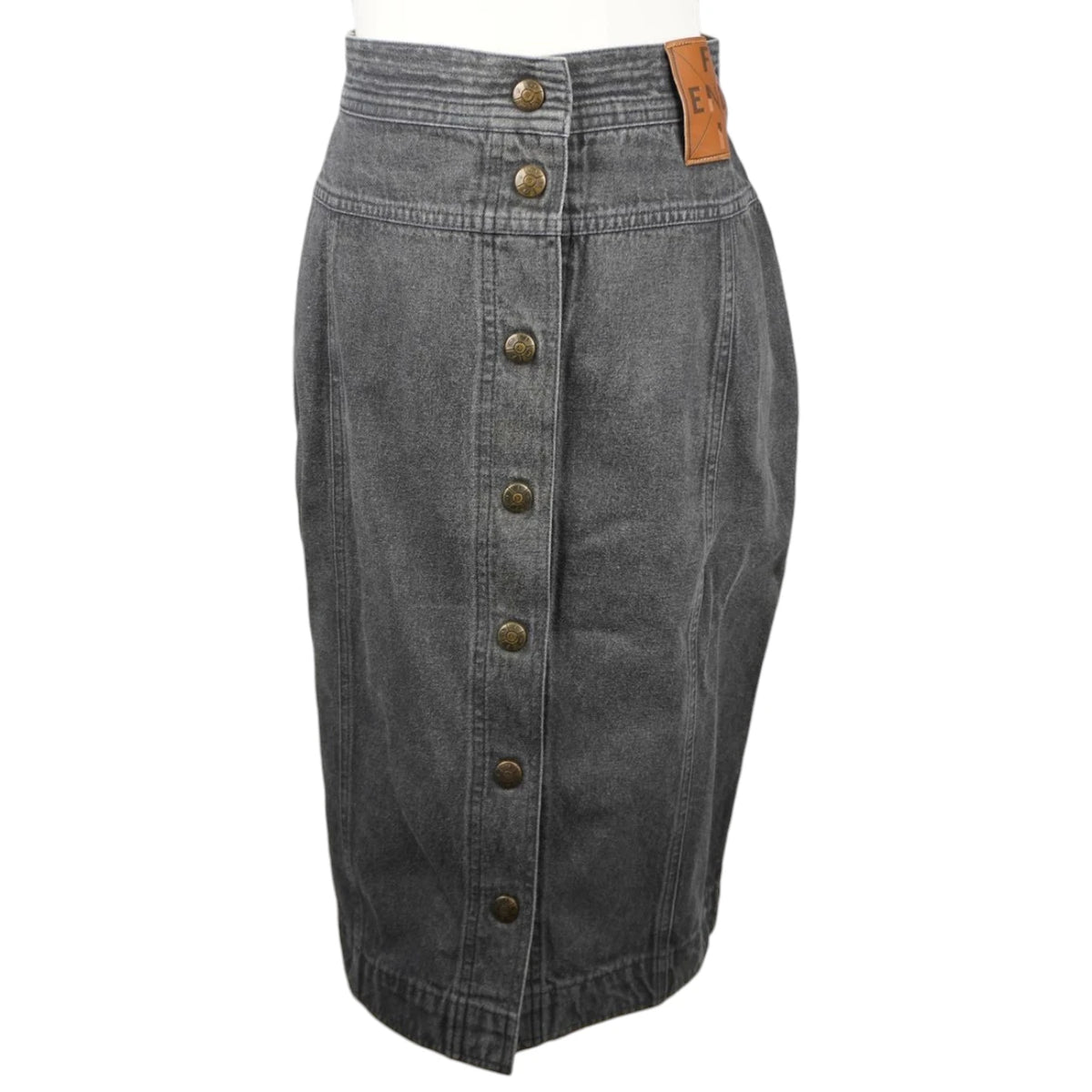 Gonna a tubino in jeans nero vintage Fendi con chiusura frontale asimmetrica a bottoni, indossata su manichino.