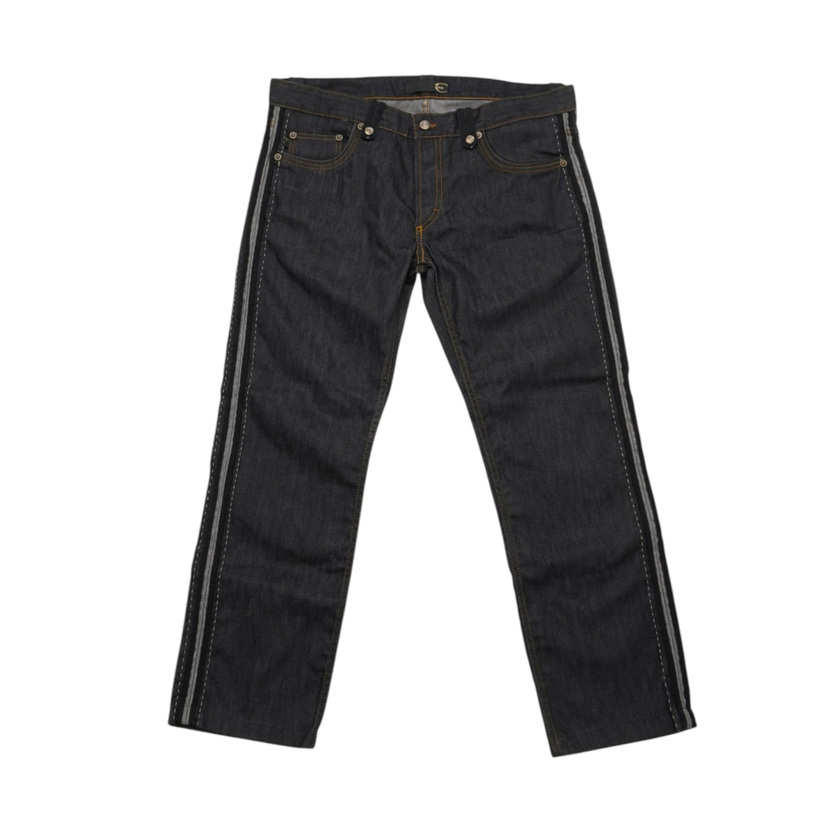 Inquadratura frontale intera dei jeans Just Cavalli distesi, che mostra la linea della gamba straight fit e il lavaggio dark wash omogeneo.
