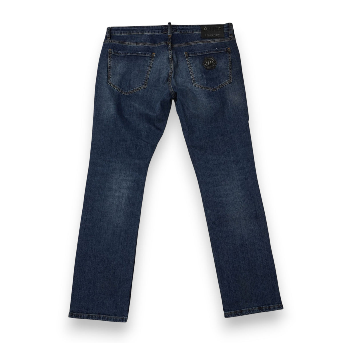 Vista posteriore completa dei jeans da uomo Philipp Plein in denim blu con placca esagonale sulla tasca