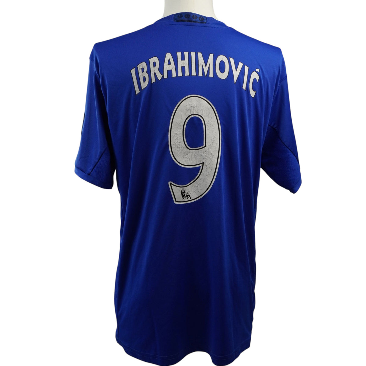Vista posteriore intera della maglia del Manchester United con personalizzazione bianca Ibrahimovic numero 9.