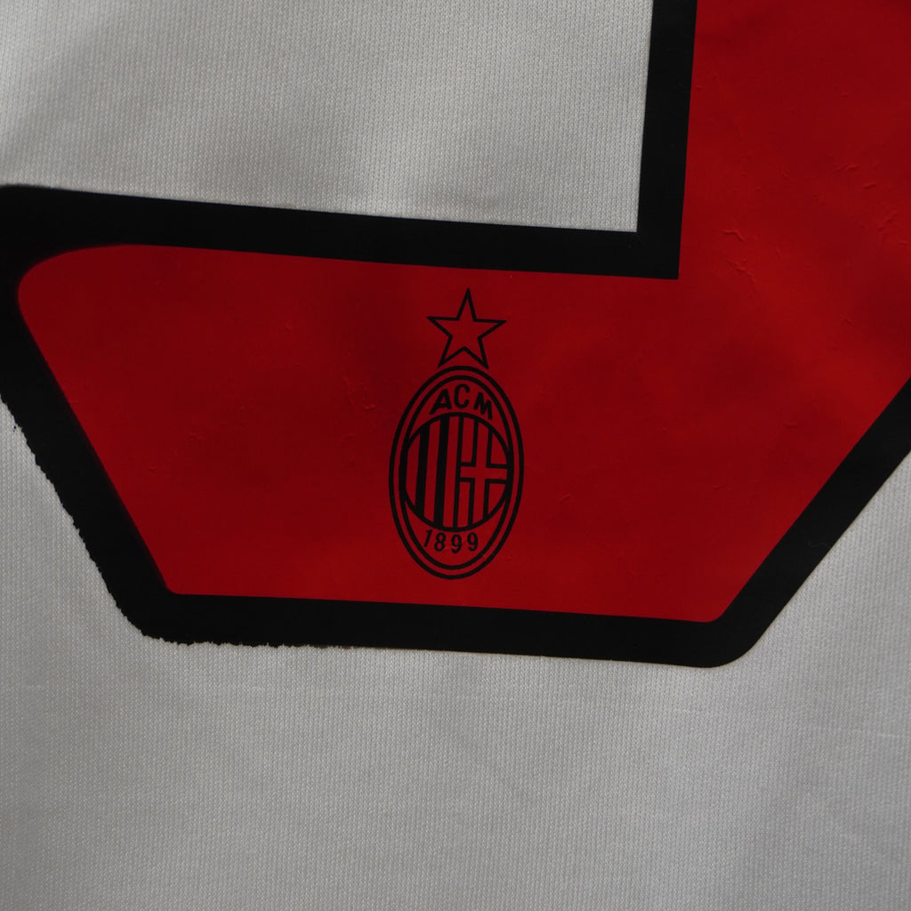 Particolare del tessuto tecnico e delle cuciture sul bordo inferiore della divisa Milan 2007.