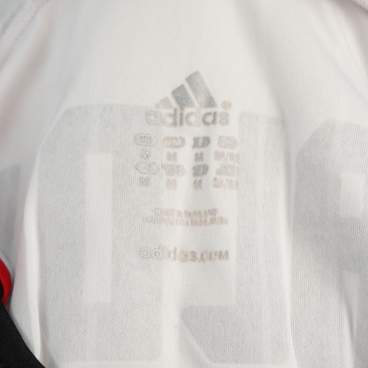 Taglia e specifiche tecniche termostampate all'interno del colletto della maglia Adidas Formotion.