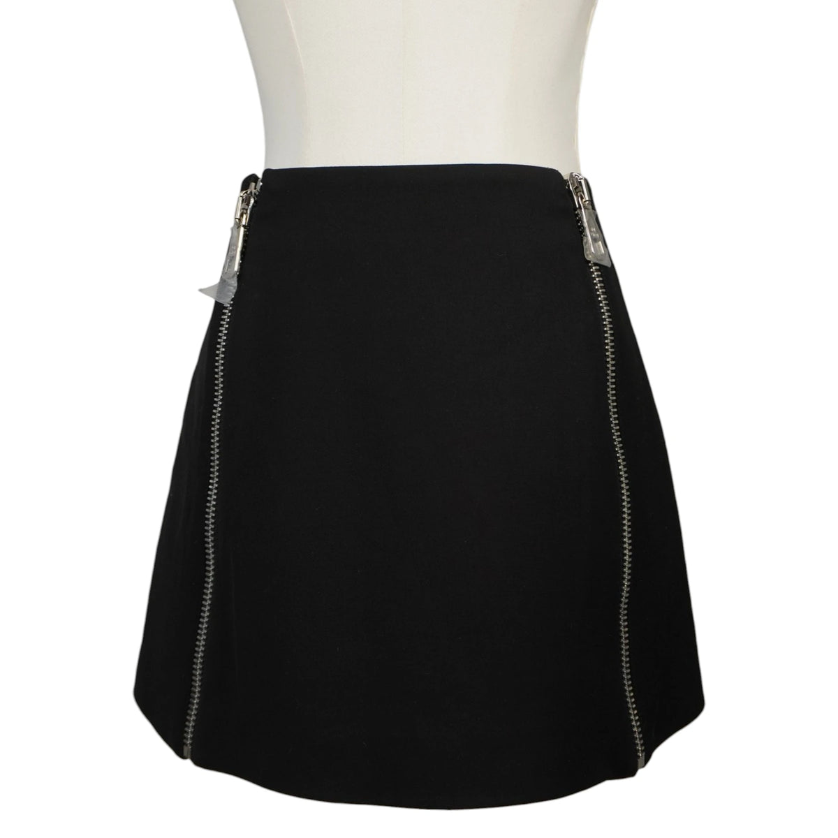 Minigonna nera firmata Neil Barrett modello Trapezio Fit vista frontale con due grandi cerniere metalliche argentate lungo i fianchi.