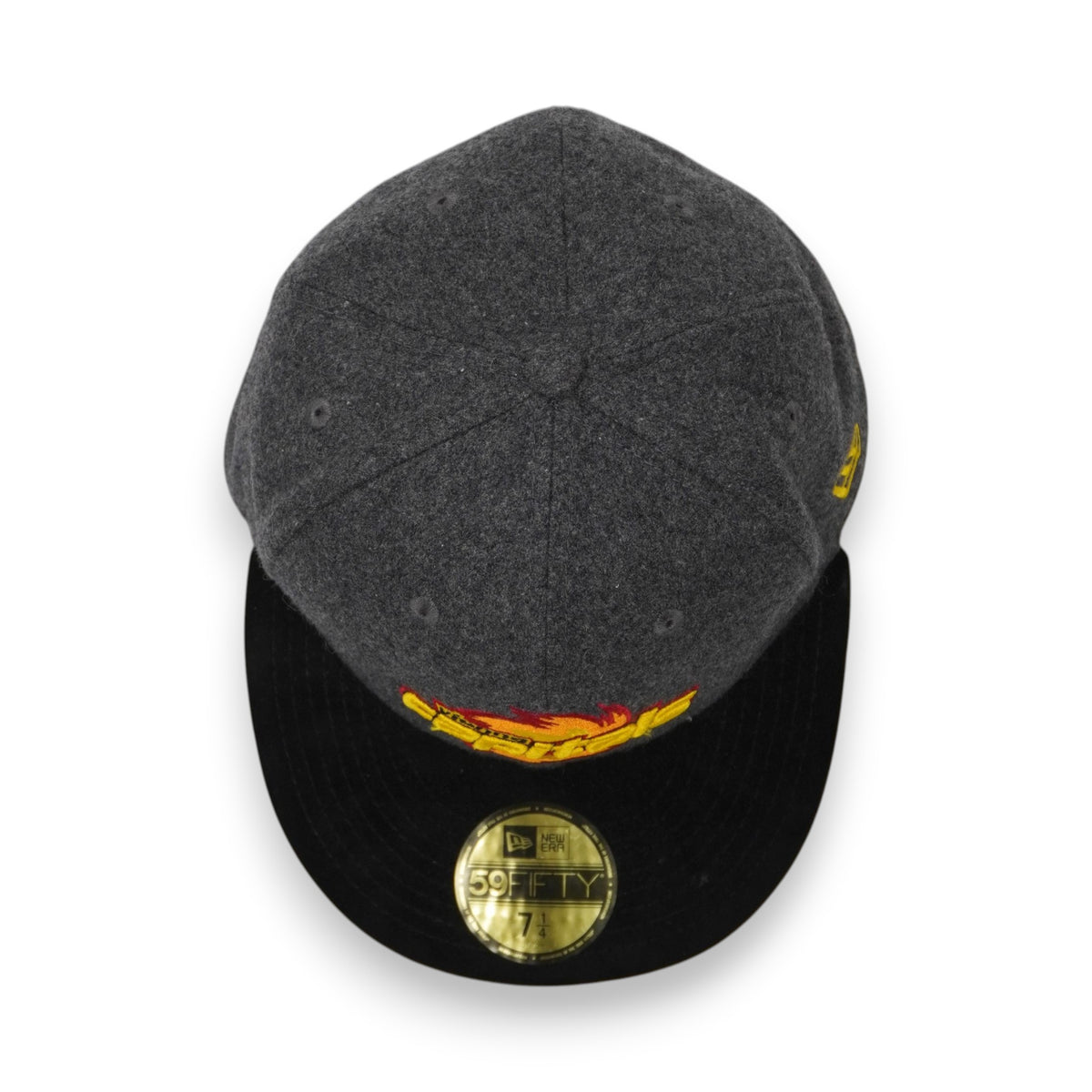 Vista zenitale del cappellino che mostra l'adesivo dorato originale New Era 59FIFTY sulla visiera piatta nera.