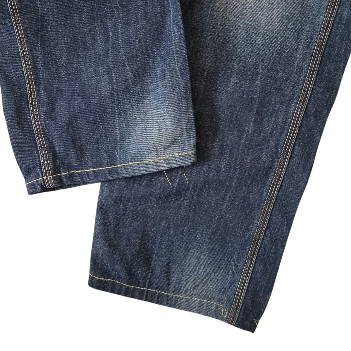 pantalone Carhartt Fort Pant - Schiariture e baffature sul denim - Vista intera in piano