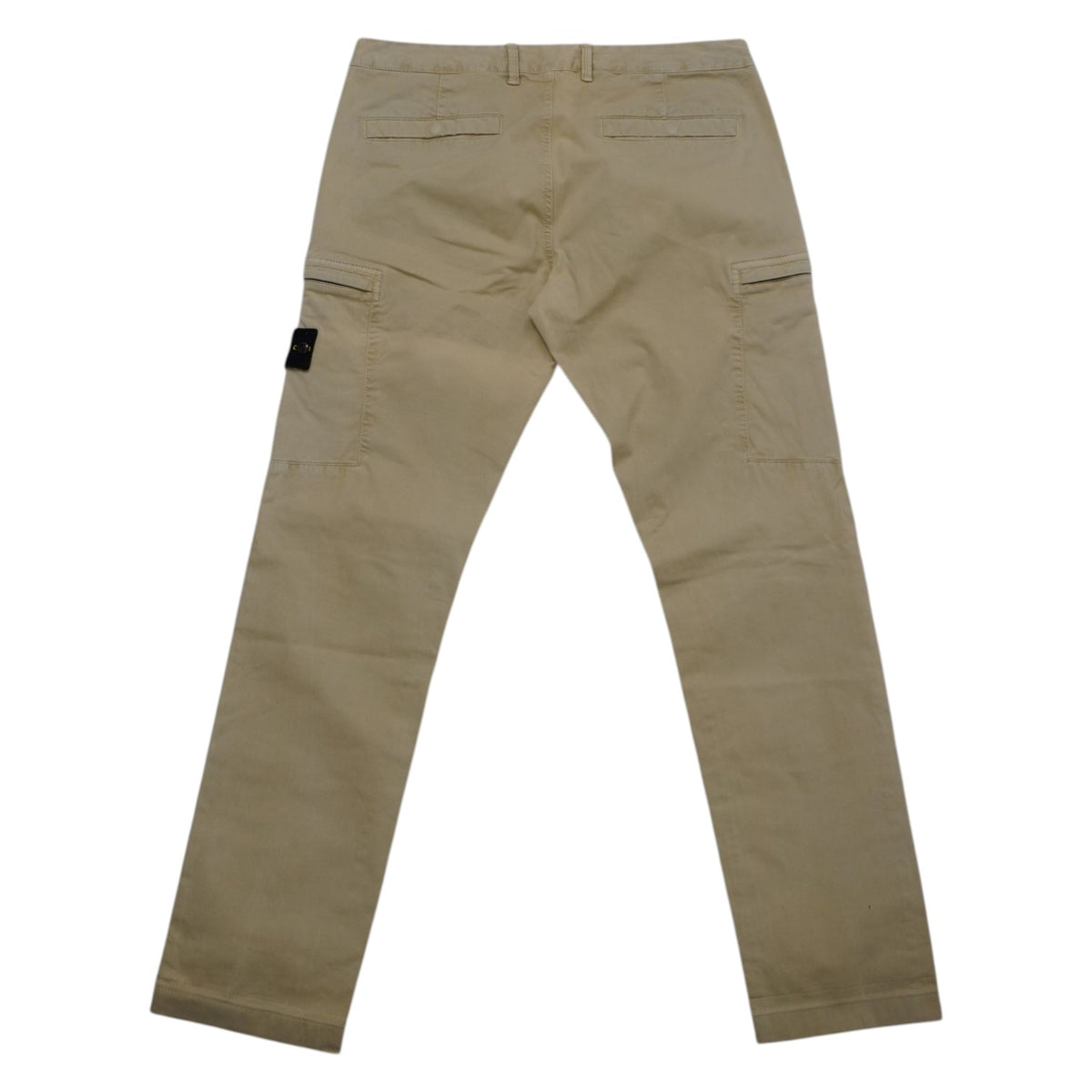 Vista posteriore completa del pantalone cargo Stone Island beige che mostra il taglio della seduta e la disposizione delle tasche sul retro.