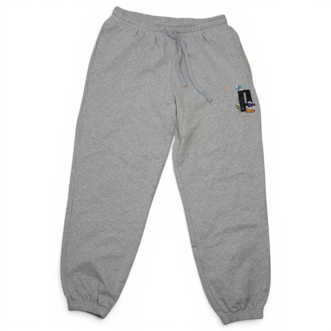 pantaloni-tuta-jogger-grigio-melange-puma-x-the-smurfs-i-puffi-ricami-personaggi-tasca-dietro
