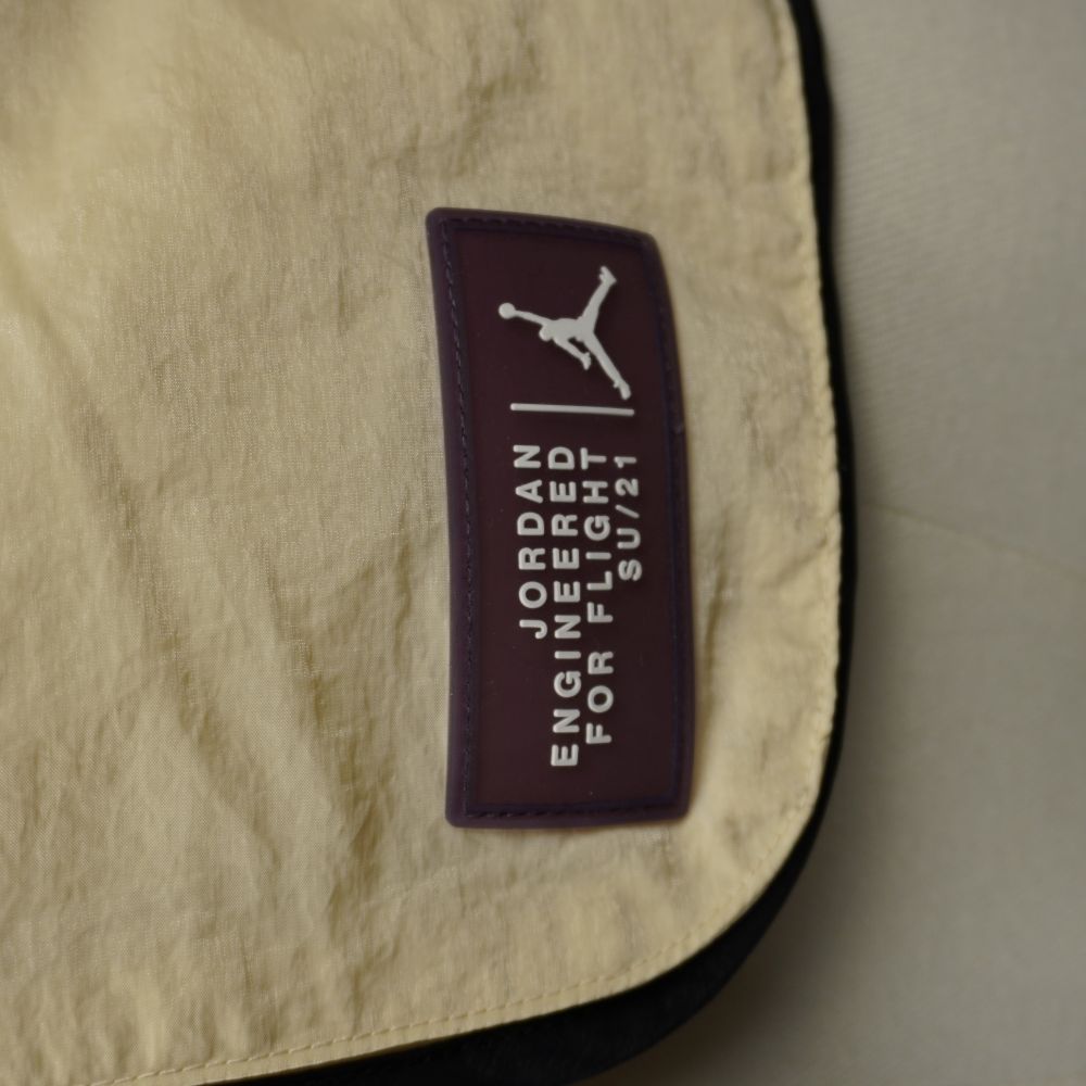 Primo piano della patch gommata con logo Jumpman e scritta Jordan Engineered For Flight SU21