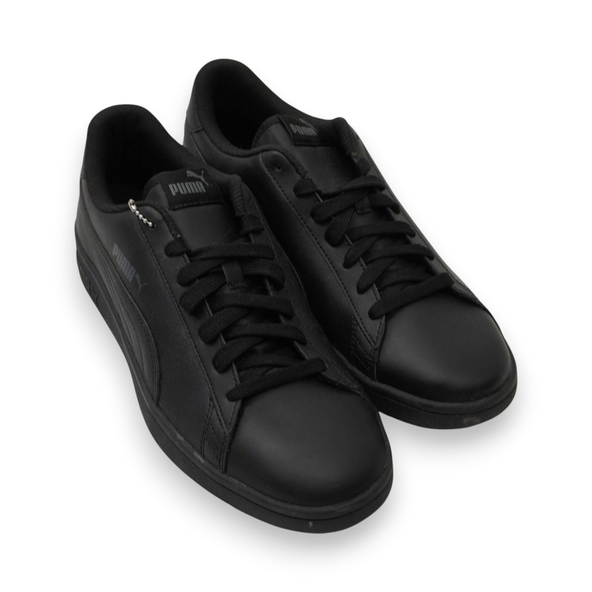 Vista dall'alto a tre quarti delle scarpe sneaker da uomo PUMA Smash total black in pelle nera.