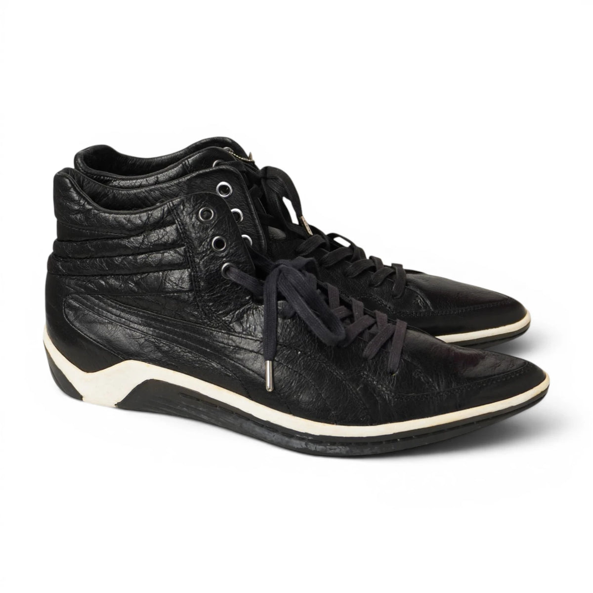 Sneaker high top da uomo a punta in pelle nera stropicciata con lacci e suola bianca a contrasto