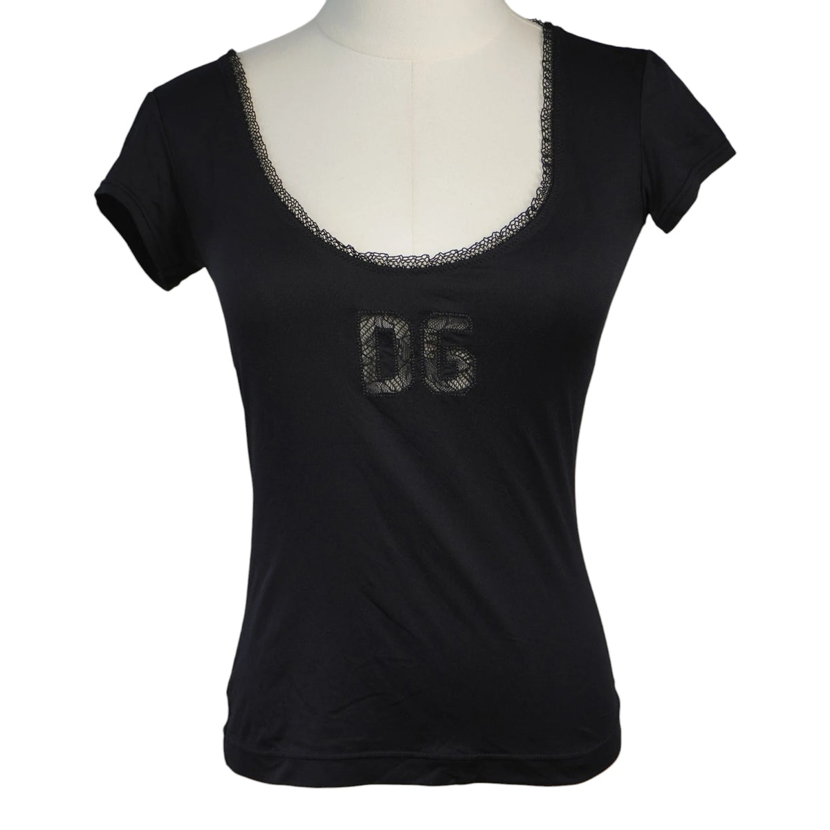 T-shirt nera slim-fit Dolce & Gabbana Underwear su manichino con profondo scollo tondo in pizzo e maxi logo DG ricamato sul petto.