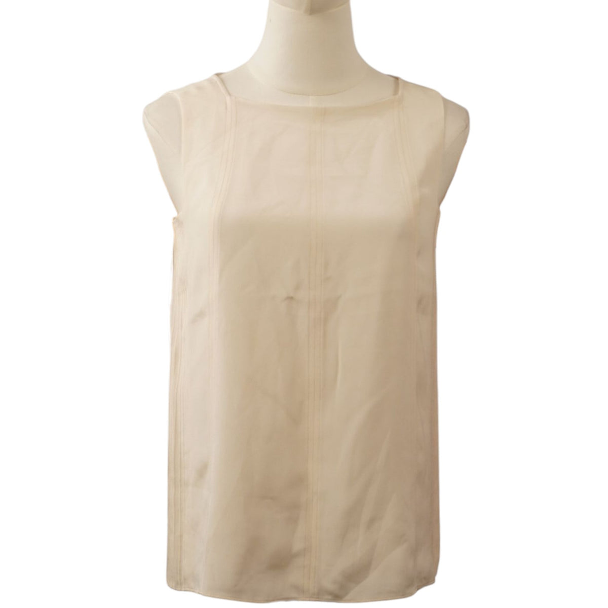  Top smanicato BOSS modello Imilia in 100% seta color champagne, vista frontale su manichino, stile minimale.