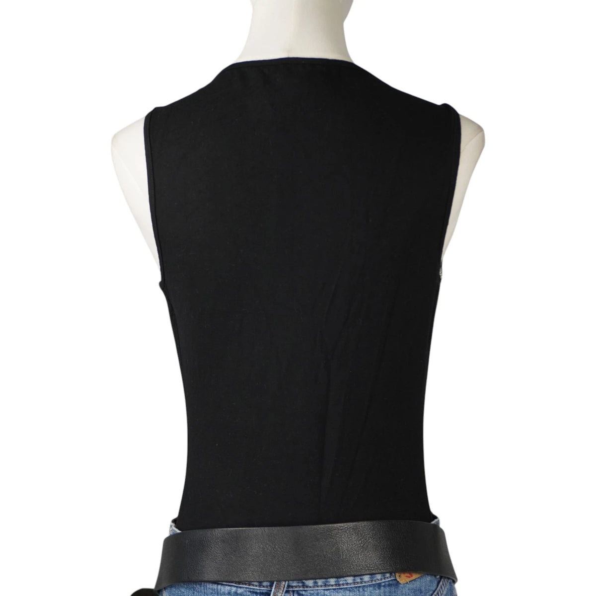 Primo piano del top nero Richmond Denim con ricco ricamo frontale in strass argento e oro.