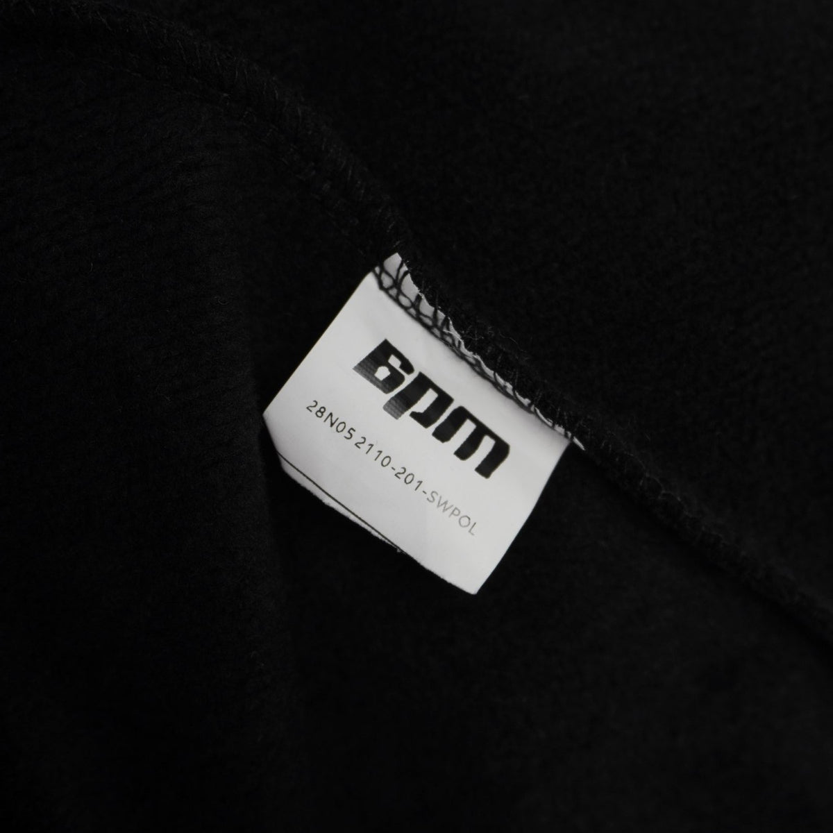 Mini etichetta bianca in tessuto con il logo ufficiale del brand streetwear tedesco 6PM.