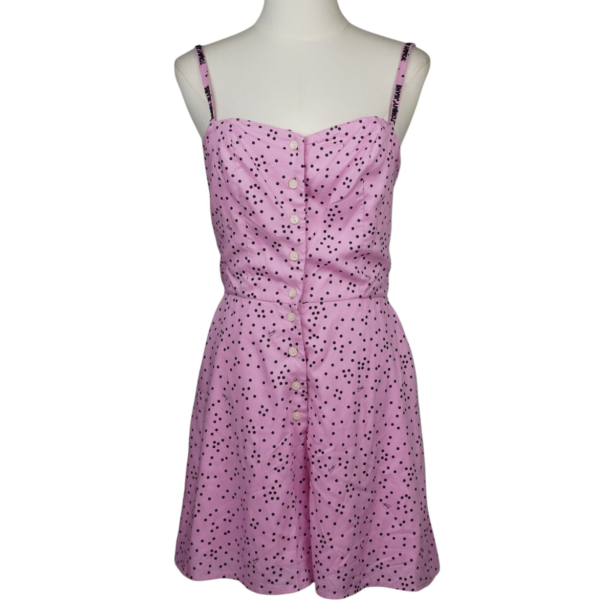 Tutina corta playsuit donna rosa a pois neri originale Tommy Jeans con bottoni sul davanti, vista frontale intera su manichino.