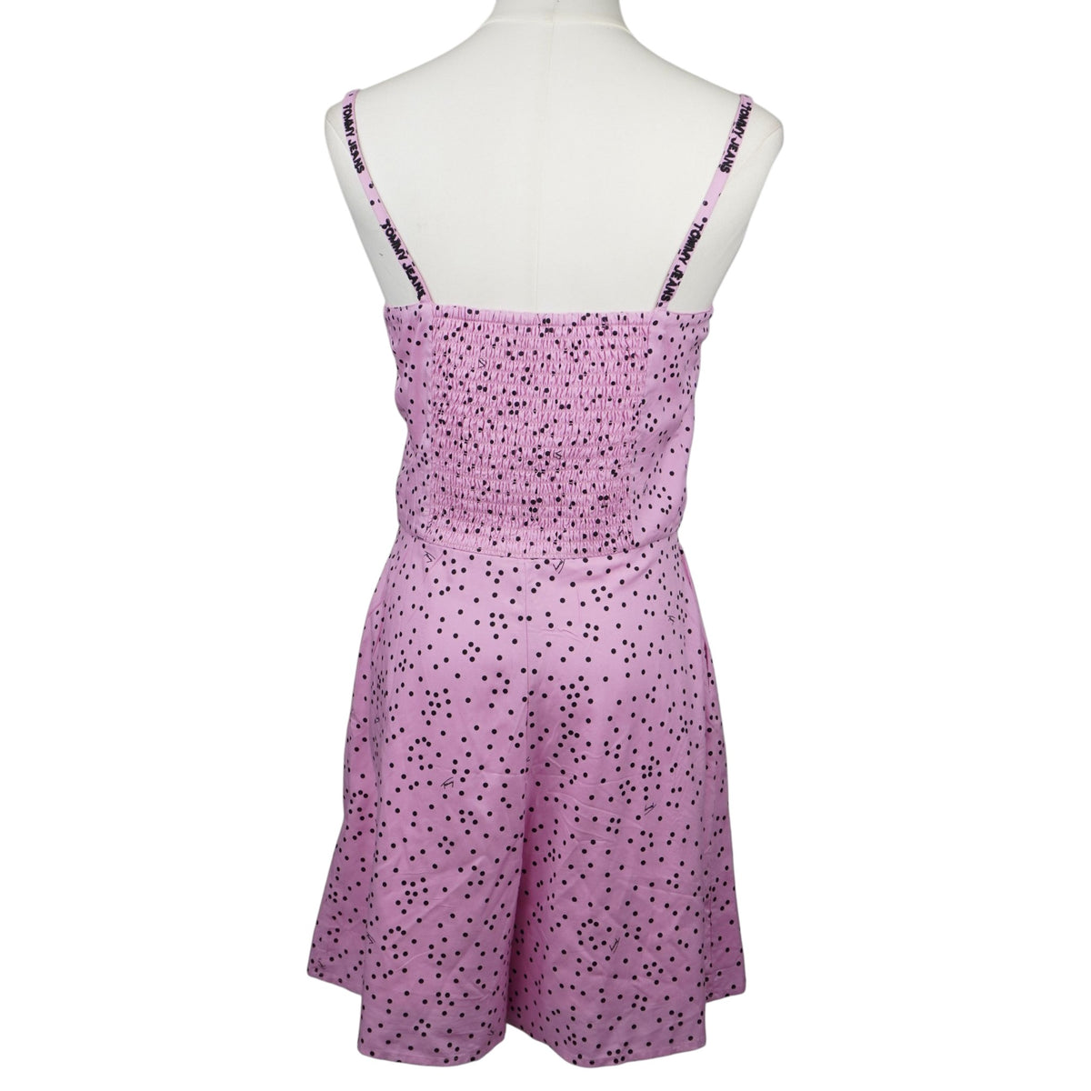 Retro della tutina corta estiva rosa a pois Tommy Jeans con pannello elasticizzato a nido d'ape.